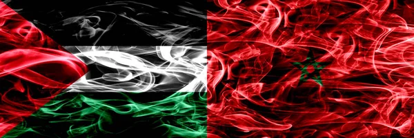 Palestina Gegen Marokko Marokkanische Rauchfahnen Nebeneinander Dicke Farbige Seidige Rauchfahnen — Stockfoto