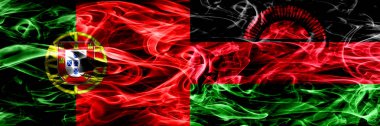 Portekiz vs Malawi Malawian bayrakları yan yana yerleştirilmiş duman. Kalın ipeksi duman bayrakları, Portekizce ve Malawi Malawian renkli