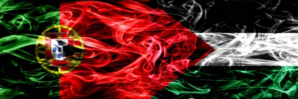 葡萄牙 巴勒斯坦 巴勒斯坦的烟雾旗并排放置 在葡萄牙和巴勒斯坦 巴勒斯坦人的厚彩色丝状烟雾旗 — 图库照片