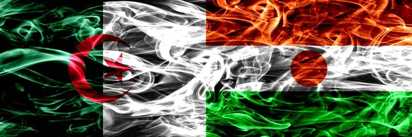 Алжир Алжир Против Нигера Нигерийские Дымовые Флаги Расположенные Бок Бок — стоковое фото