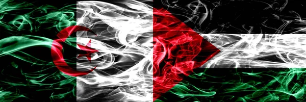 阿尔及利亚 阿尔及利亚 巴勒斯坦 巴勒斯坦的烟雾旗并排放置 概念和想法标志混合 — 图库照片