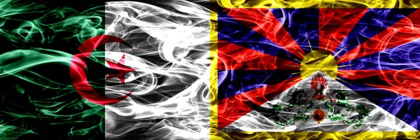 アルジェリア アルジェリア対チベット チベット煙サイド サイド配置フラグ コンセプトとアイデアのフラグ ミックス — ストック写真