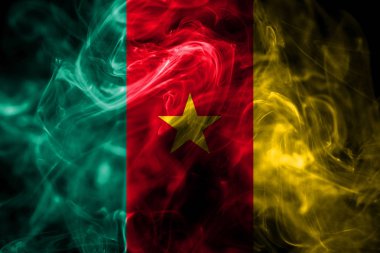 Kamerun bayrağı renkli duman siyah arka plan üzerine izole yapılmış. Soyut ipeksi dalga arka plan.