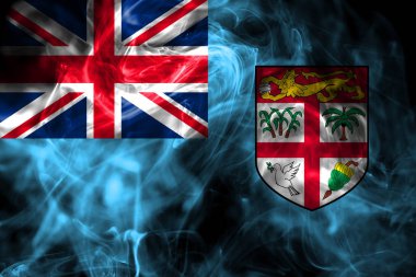 Fiji ulusal bayrak renkli duman siyah arka plan üzerine izole yapılmış. Soyut ipeksi dalga arka plan.