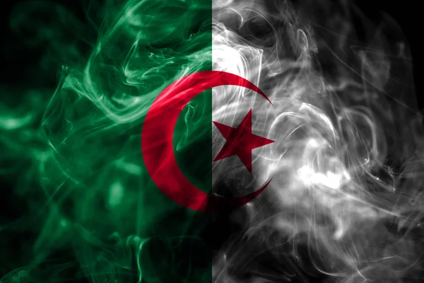 アルジェリアの国旗は 黒の背景に分離された色の煙から作られました 抽象的な絹のような波の背景 — ストック写真