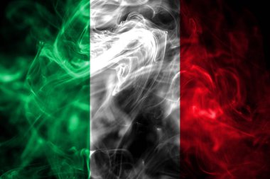 İtalya'nın ulusal bayrak renkli duman siyah arka plan üzerine izole yapılmış. Soyut ipeksi dalga arka plan.