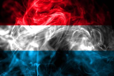 Lüksemburg ulusal bayrak renkli duman siyah arka plan üzerine izole yapılmış. Soyut ipeksi dalga arka plan.