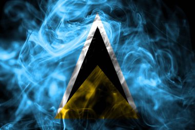 Ulusal bayrak Saint Lucia renkli duman siyah arka plan üzerine izole yapılmış. Soyut ipeksi dalga arka plan.