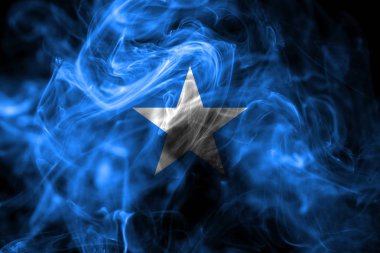Somali bayrağı renkli duman siyah arka plan üzerine izole yapılmış. Soyut ipeksi dalga arka plan.