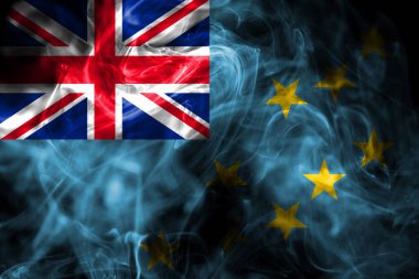 Tuvalu bayrağı renkli duman siyah arka plan üzerine izole yapılmış. Soyut ipeksi dalga arka plan.