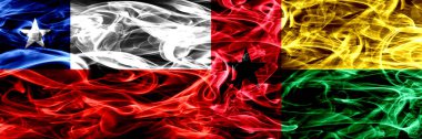 Şili, Şili vs Gine Bissau bayrakları yan yana yerleştirilmiş duman. Kavram ve fikir bayrakları mix