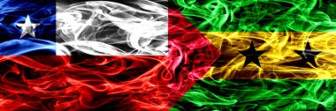 Şili, Şili vs Sao Tome ve Principe bayrakları yan yana yerleştirilmiş duman. Kavram ve fikir bayrakları mix