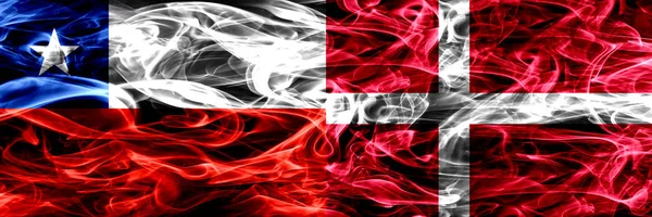 チリ対デンマーク デンマークの煙フラグを並べて コンセプトとアイデアのフラグ ミックス — ストック写真