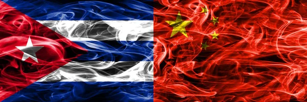 Κούβα Κουβανική Κίνα Κινεζική Καπνού Σημαίες Που Τοποθετούνται Δίπλα Δίπλα — Φωτογραφία Αρχείου