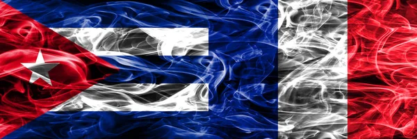 Κούβα Κουβανική Γαλλία Γαλλικά Καπνίζουν Σημαίες Που Τοποθετούνται Δίπλα Δίπλα — Φωτογραφία Αρχείου