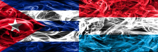 キューバ キューバ対ルクセンブルク煙サイド サイド配置フラグ コンセプトとアイデアのフラグ ミックス — ストック写真