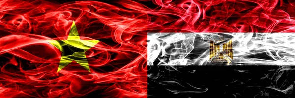 越南社会主义共和国对埃及 埃及的烟火并排放置 越南和埃及 埃及厚彩色丝质烟旗 — 图库照片