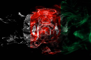 Afganistan'ın ulusal bayrak renkli duman siyah arka plan üzerine izole yapılmış. Soyut ipeksi dalga arka plan