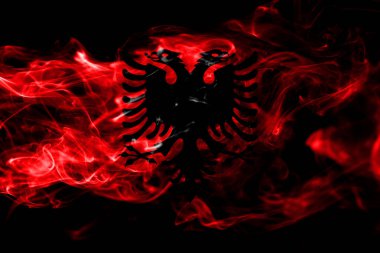 Arnavutluk Ulusal bayrak renkli duman siyah arka plan üzerine izole yapılmış. Soyut ipeksi dalga arka plan