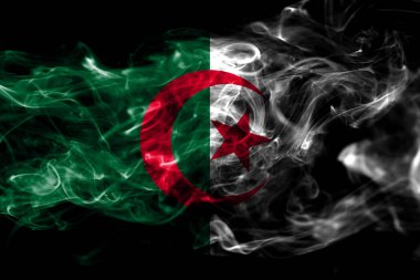 Cezayir ulusal bayrak renkli duman siyah arka plan üzerine izole yapılmış. Soyut ipeksi dalga arka plan