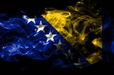 Bosna-Hersek Ulusal bayrak renkli duman izole üzerinde siyah arka plan yaptı. Soyut ipeksi dalga arka plan