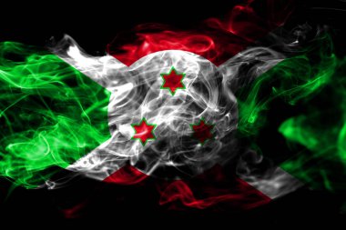 Burundi bayrağı renkli duman siyah arka plan üzerine izole yapılmış. Soyut ipeksi dalga arka plan