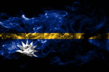 Nauru ulusal bayrak renkli duman siyah arka plan üzerine izole yapılmış. Soyut ipeksi dalga arka plan