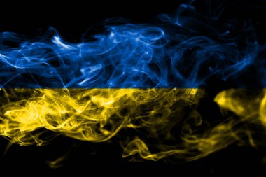 Ukrayna ulusal bayrak renkli duman siyah arka plan üzerine izole yapılmış. Soyut ipeksi dalga arka plan