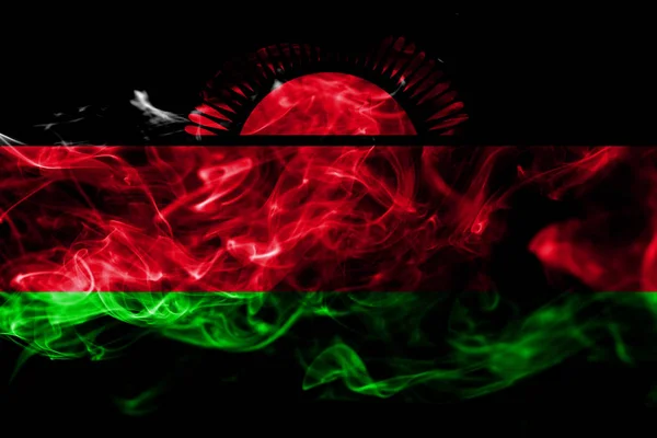 マラウイの国旗は 黒の背景に分離された色の煙から作られました 抽象的な絹のような波の背景 — ストック写真