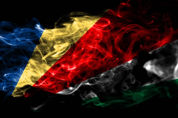 塞舌尔国旗由黑色背景上的有色烟雾制成 抽象丝质波浪背景 — 图库照片