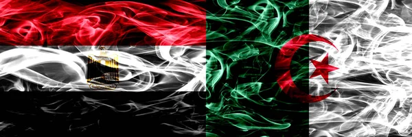 埃及对阿尔及利亚 阿尔及利亚的烟火并排放置 厚重抽象的彩色丝质烟旗 — 图库照片