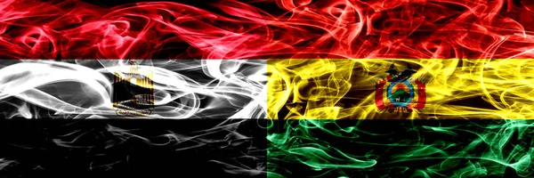 Египет Египет Против Боливии Боливийские Дымовые Флаги Размещенные Рядом Толстые — стоковое фото