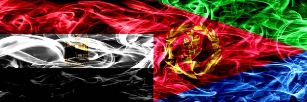 Egitto Egitto Eritrea Bandiere Fumogene Affiancate Bandiere Fumo Spesse Astratte — Foto Stock