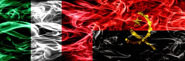Italia Angola Bandiere Fumo Angolane Affiancate Bandiere Fumo Spesse Astratte — Foto Stock