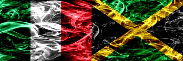 Italia Jamaica Banderas Jamaicanas Colocadas Una Lado Otra Banderas Humo —  Fotos de Stock