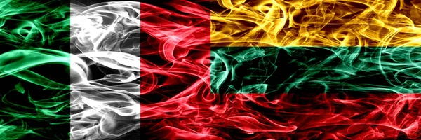 Italia Contro Lituania Bandiere Fumo Lituane Affiancate Bandiere Fumo Spesse — Foto Stock