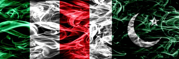 Italia Contro Pakistan Bandiere Fumogene Pakistane Affiancate Bandiere Fumo Spesse — Foto Stock