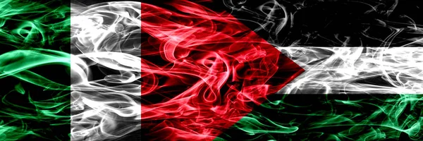 Italia Contro Palestina Bandiere Fumogene Palestinesi Affiancate Bandiere Fumo Spesse — Foto Stock
