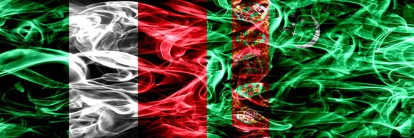 Italia Turkmenistán Turkmenistán Banderas Humo Colocadas Una Lado Otra Banderas — Foto de Stock