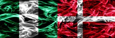 Nijerya, Nijerya vs Danimarka, Danimarkalı duman bayrakları yan yana yerleştirilmiş. İpeksi duman bayrakları renkli kalın soyut