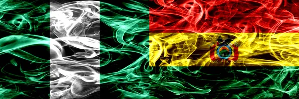 Nigeria Nigeria Contro Bolivia Bandiere Fumogene Boliviane Affiancate Bandiere Fumo — Foto Stock