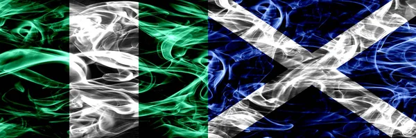 ナイジェリア ナイジェリア対スコットランド スコットランド煙サイド サイド配置フラグ 厚い抽象的な色の絹のような煙のフラグ — ストック写真