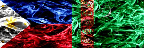 フィリピン対トルクメニスタン Turkmenistans 煙サイド サイド配置フラグ 厚い抽象的な色の絹のような煙のフラグ — ストック写真
