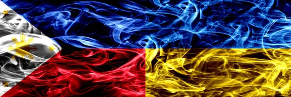 フィリピン対ウクライナ ウクライナは煙サイド サイド配置のフラグです 厚い抽象的な色の絹のような煙のフラグ — ストック写真