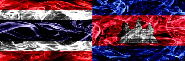 泰国对柬埔寨 柬埔寨烟旗并排放置 厚重抽象的彩色丝质烟旗 — 图库照片