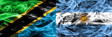 Tanzanya vs Arjantin, Arjantin bayrakları yan yana yerleştirilmiş duman. Tanzanya ve Arjantin, Arjantinli ipeksi duman bayrakları kalın renkli