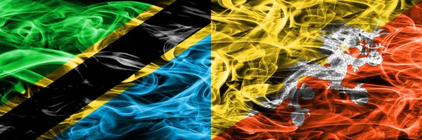 タンザニア対ブータン ブータン煙サイド サイド配置フラグ 厚い色のタンザニアとブータン ブータンの絹のような煙フラグ — ストック写真