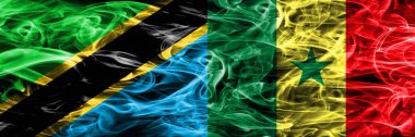 Tanzanya Rakip Senegal, Senegal bayrakları yan yana yerleştirilmiş duman. Kalın ipeksi duman bayrak Tanzanya ve Senegal, Senegal, renkli