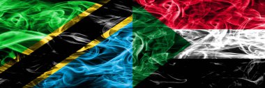 Tanzanya vs Sudan, sudan bayrakları yan yana yerleştirilmiş duman. Kalın ipeksi duman bayrak Tanzanya ve Sudan, Sudan, renkli