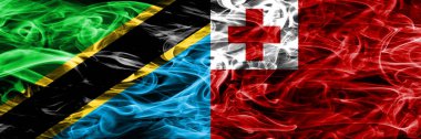 Tanzanya vs Tonga, Tongan bayrakları yan yana yerleştirilmiş duman. Kalın ipeksi duman bayrakları Tanzanya ve Tonga, Tongan renkli